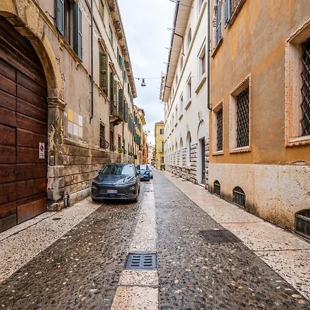 Retreat Centro Antico Elegante In Palazzo Storico ヴェローナ